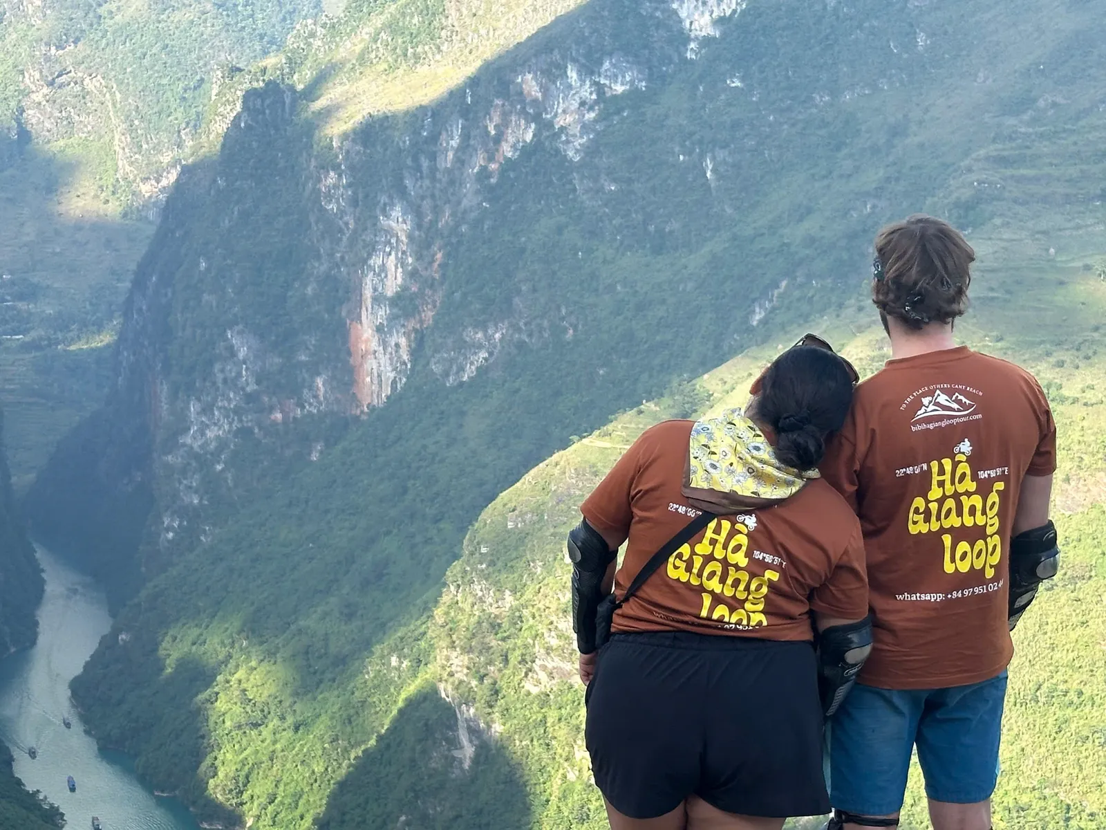 Foreigners-tanding-on-top-of-Ma-Pi-Leng-pass